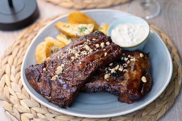 Coaste de Porc Glazurate cu Cartofi Pai