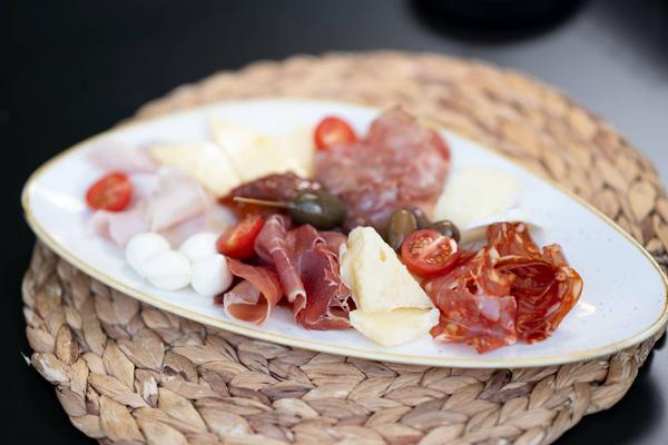 Platou Italian cu Branzeturi si Mezeluri Selectionate 