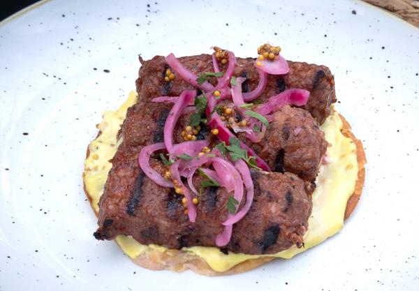 Mititei cu Cartofi Pai si Sos