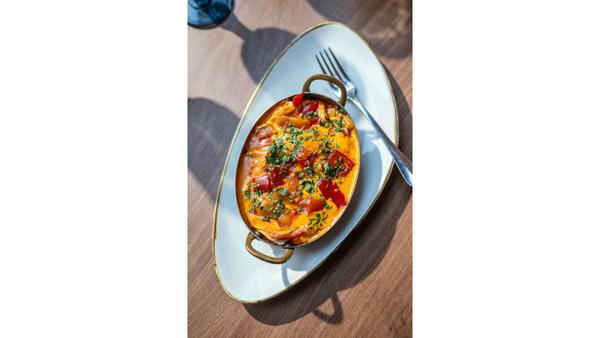 Enchiladas cu Umplutura de Fasole Rosie, Porumb si Legume Gratinate cu Sos de Rosii