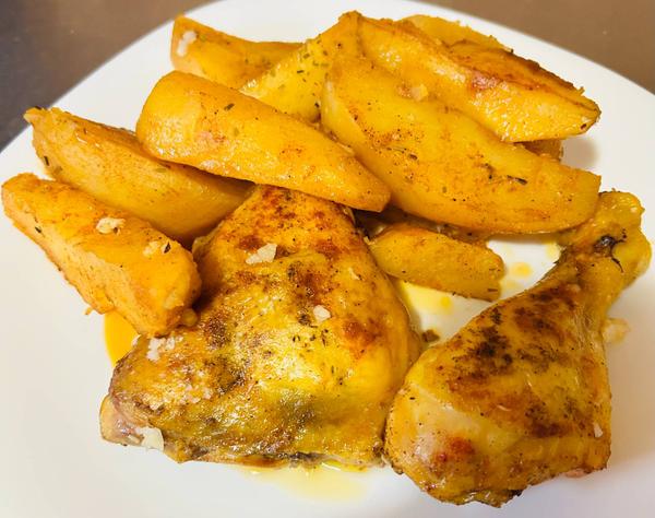 Vineri - Pulpane ţărănesti de pui coapte în cuptor, însoţite de crumpi bănăţeni traşi la tavă cu usturoi, rozmarin şi paprikă + salată asortată.