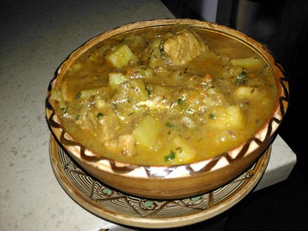 Joi - Bogracs gulyas (gulaşul casei) din carne de porc la ceaun, salată de varză.