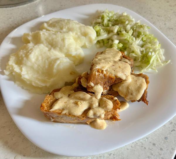 Marţi - Pulpă de porc la tavă stropită cu sos de muştar, acompaniată de piure cremos de cartofi + salată de varză.
