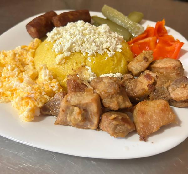  Sâmbătă - Cină bănăţeană: coleşă, ouă in ciganie, carne ca la pomana porcului, cârnaţi prăjiţi, telemea de vacă, castraveţi si gogoşari muraţi.