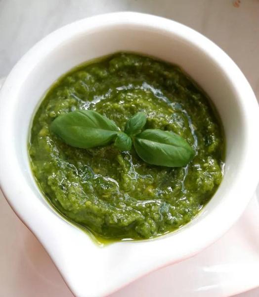 Sos Pesto de Busuioc de Casă 