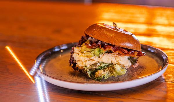 Burger cu Scrambled Eggs si Guacamole