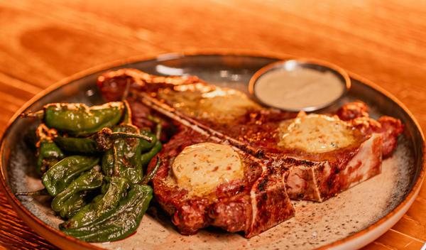 T-Bone cu Padrón Pepper și sos Piper Verde