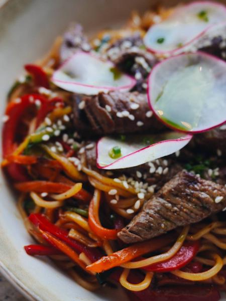 Noodles cu Legume și Vită