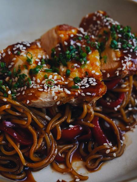 Noodles cu Legume și Pui
