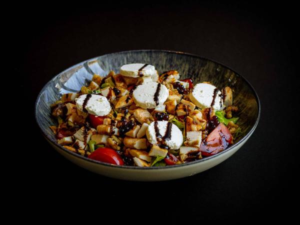 SALATĂ cu BRÂNZĂ de CAPRĂ și PIEPT de PUI 