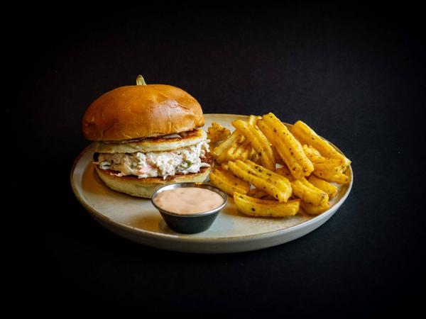 HALLOUMI BURGER cu CARTOFI WAVY