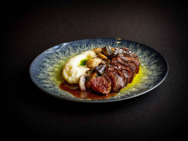 CEAFĂ WAGYU cu PIURE de CARTOFI și CIUPERCI 