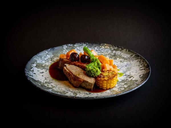 PIEPT de RAȚĂ cu CARTOF DULCE, BROCCOLINI și PORUMB