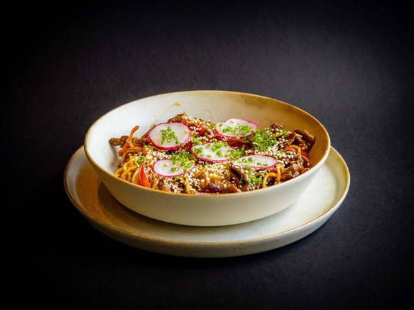 NOODLES cu LEGUME și VITĂ