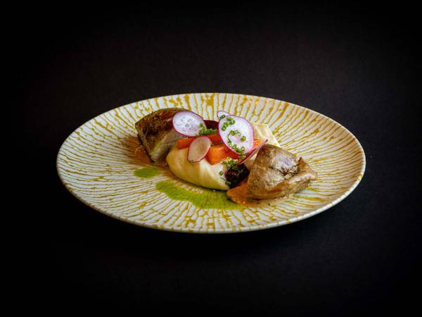 MUSCHIULEȚ de PORC cu PIURE de ȚELINĂ, SFECLA și SOS DIJON