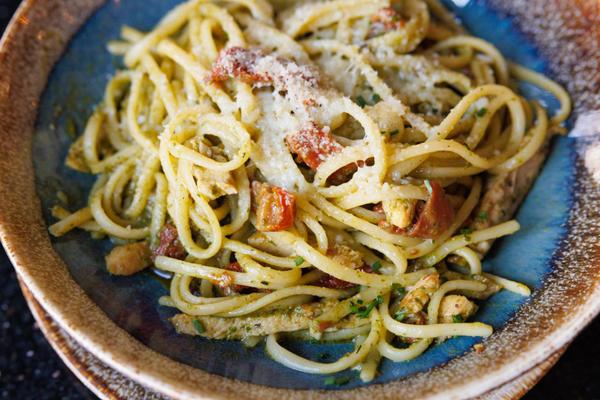 Penne cu Piept de Pui si Sos Pesto