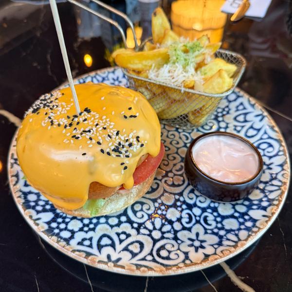 The Beautiful Cheese Burger | 630gr / 1683kcal | 