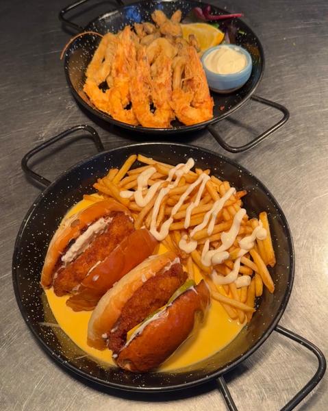 CHICKEN CHEESE BURGER |