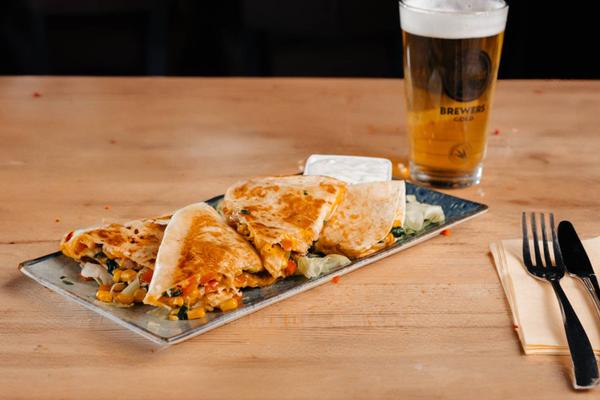 Quesadilla Chicken/Veggie cu sos Tartar