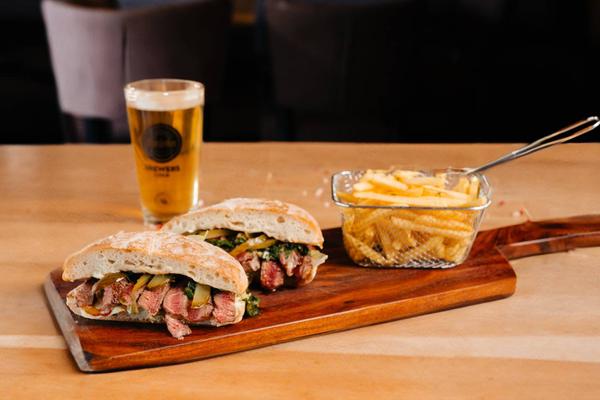 Beef Sandwich cu Cartofi Prajiti 