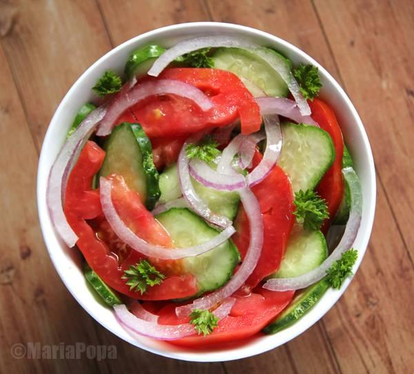 Salată de Roșii și Castraveți