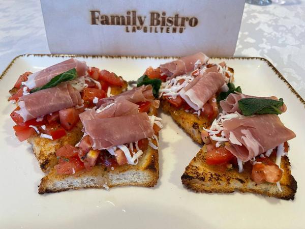 Bruschetti cu Prosciutto-Roșii-Mozarella 
