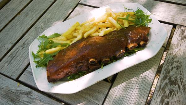 Coaste de Porc cu Sos Barbeque si cartofi prăjiți