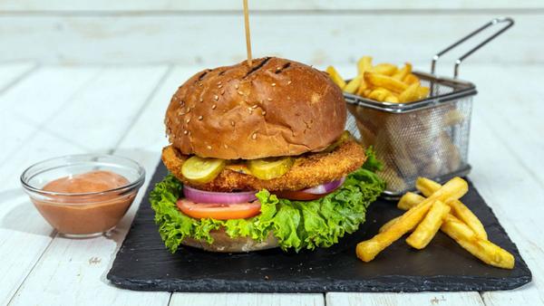 Burger de Pui cu Cartofi Prăjiți