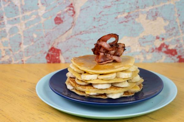 Pancake cu Banane, Bacon și Sirop de Arțar
