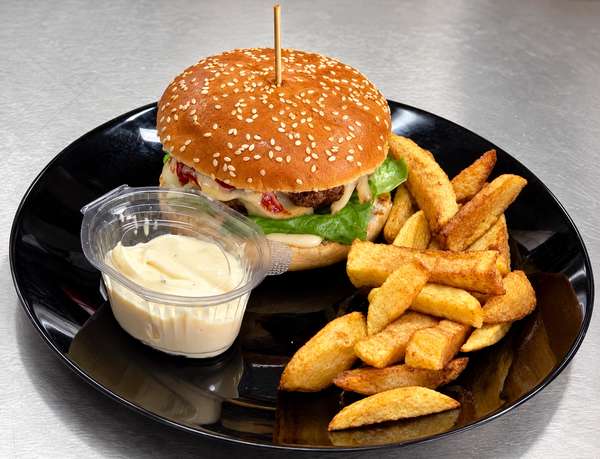 Meniu Burger Vita + Cartofi Prajiti + Sosul Casei 