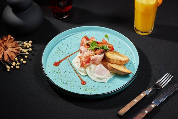 Ochiuri, Bacon, Carnacior, Rosii si Paine Prajita