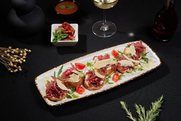 Bruschete Cu Bresaola si Rucola Parmezan și Crema de Brânză
