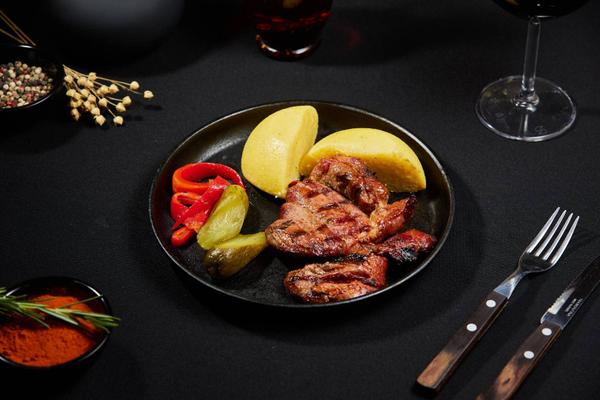 Pastrama de Oaie cu Mamaliga si Gogoșari