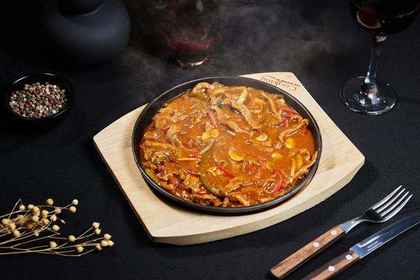 Tigaie Picantă de Vită Angus cu Legume