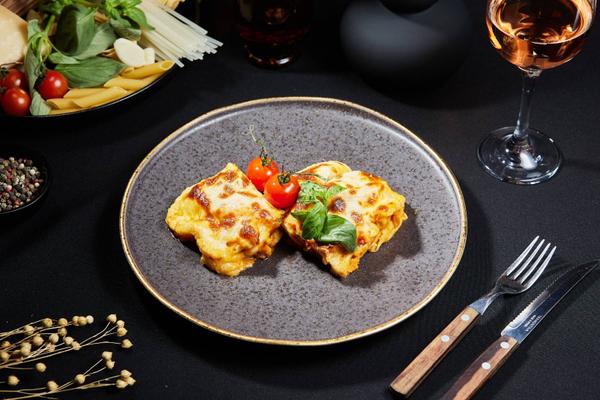 Tortellini cu Prosciuto Crudo si Branza in Sos Rosu