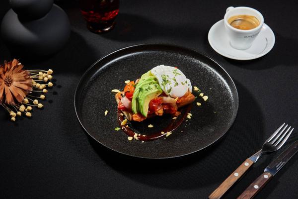 Mic Dejun cu Ou Poșat, Avocado și Roșii Cherry