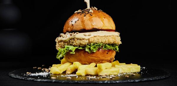 Burger de Naut cu Hummus (vegetarian)