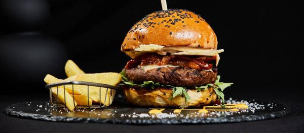 Burger Italian cu Cartofi Prajiti