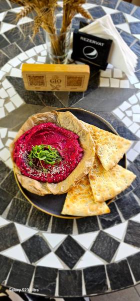 Batata cu hummus de Sfecla Rosie Servit cu Foccacia