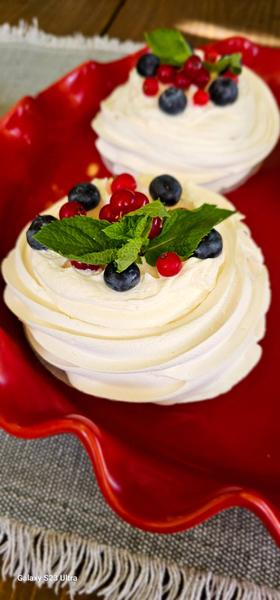 Pavlova cu Crema de Vanilie si Fructe