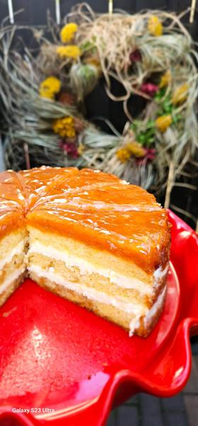 Tort de Mere Caramelizate cu Crema cu Lime 