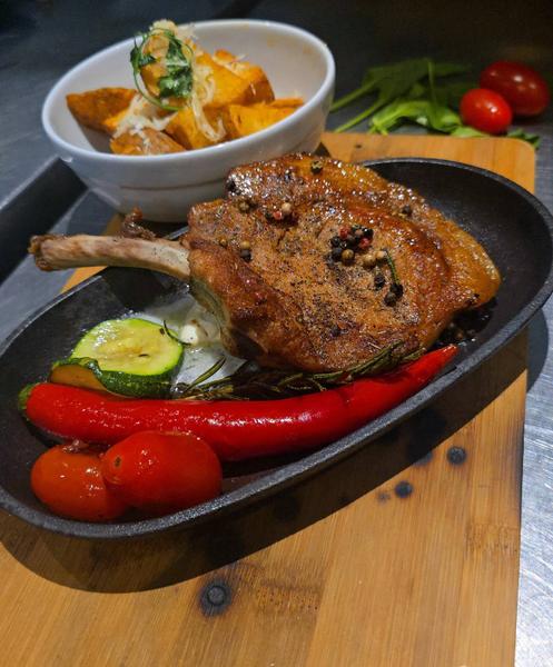 Cotlet Tomahawk cu Cartofi Wedges