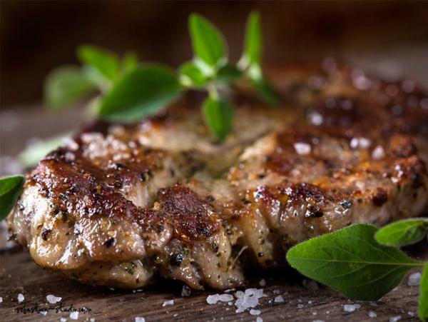 Cotlet de Porc cu Os la Gratar cu cartofi si sos usturoi
