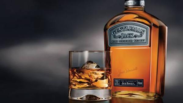 Pachet Gentleman Jack Daniel's + 4 Red Bull / Coca Cola 0.33l