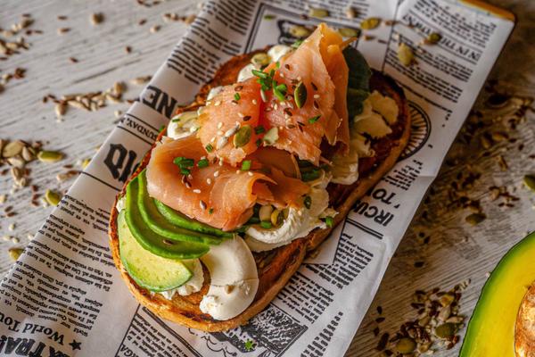 Crostină cu Somon și Avocado