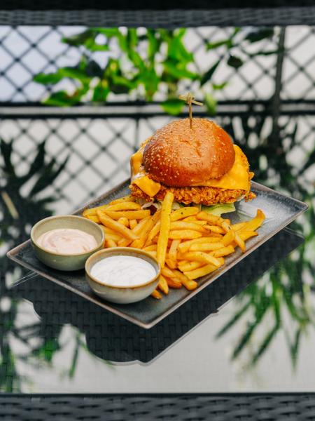 Crispy Burger cu Cartofi Prăjiți și Sosul Casei