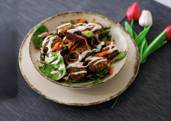 Salată cu falafel, coriandru și dressing de lămâie