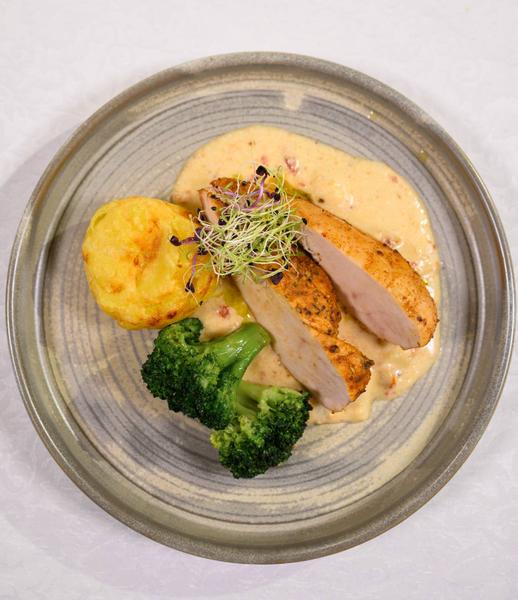 Piept de pui cu brânză Brie, servit cu soufflé de cartofi și broccoli la aburi