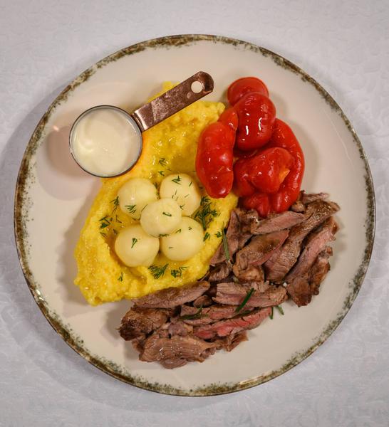 Pastramă de berbecuț servită cu mămăliguță, brânză de burduf și murături de casă