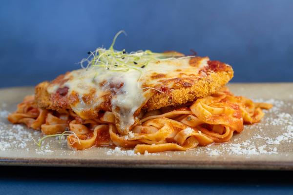 Pollo Alla Parmigiana cu Tagliatele in Sos de Rosii 